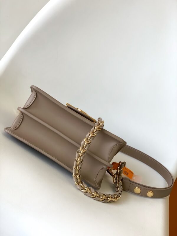 2 (32) LV Dauphine MM -M56141, M23635, M23635- Premium