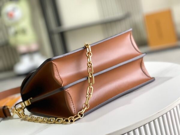 2 (4) LV Dauphine MM -M44391-Premium