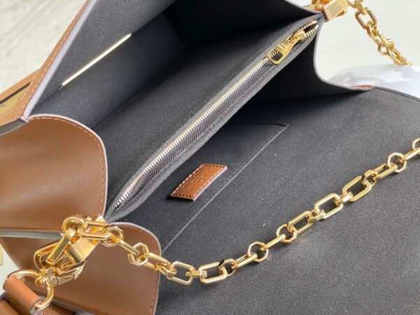 2 (8) LV Dauphine MM -M44391-Premium