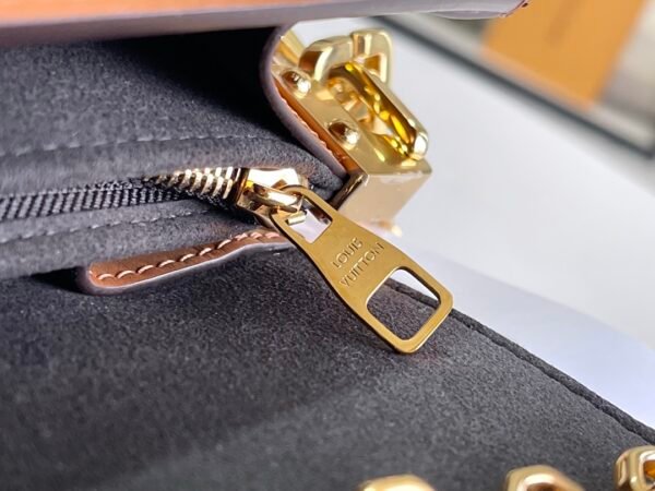 2 (9) LV Dauphine MM -M44391-Premium