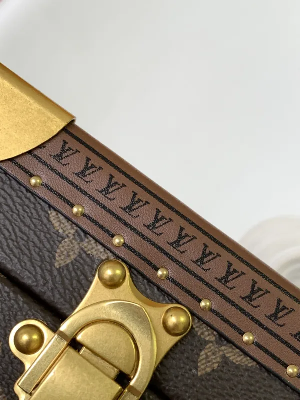 2 (17) LV Pyramid Trunk -M10052 -Premium