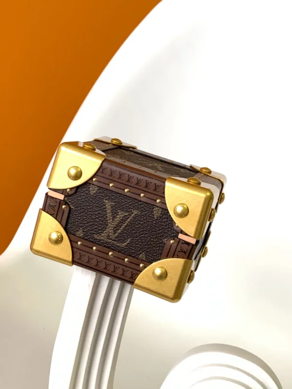 2 (4) LV Pyramid Trunk -M10052 -Premium