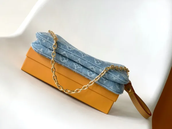 2 (4) LV Liv Pochette -M83532 -Premium