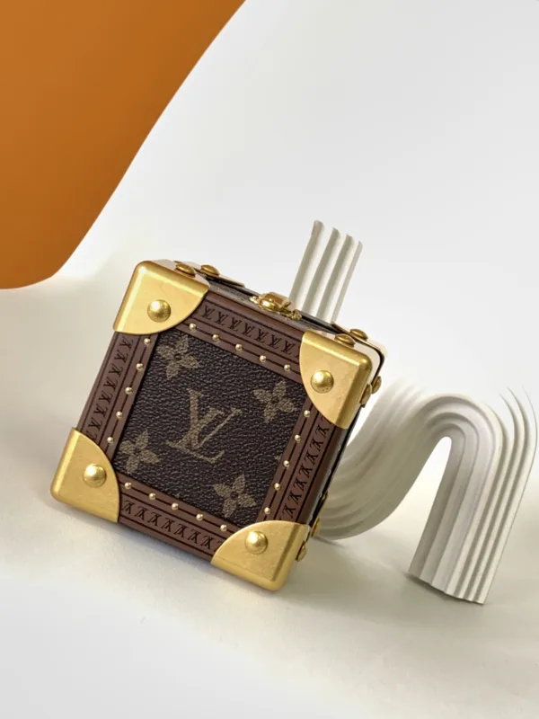 2 (5) LV Pyramid Trunk -M10052 -Premium