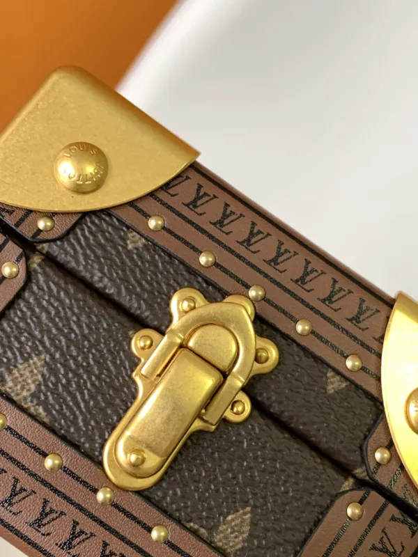 2 (6) LV Pyramid Trunk -M10052 -Premium