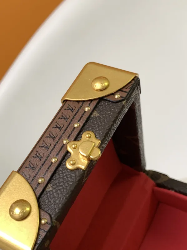 2 (9) LV Pyramid Trunk -M10052 -Premium