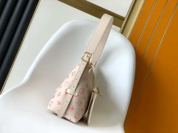 8wsxc1715876594581_1 LV CarryAll PM -M24652 -Premium